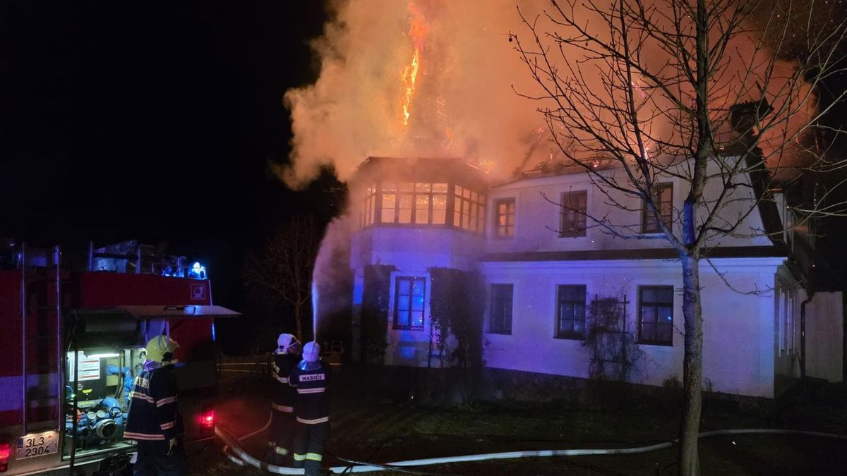 V Krkonoších v noci hořel dvoupatrový dům. Lidé včas utekli